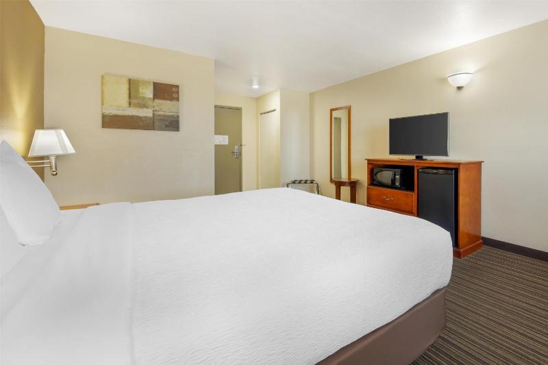King Room - Pet Friendly/Non-Smoking image 3