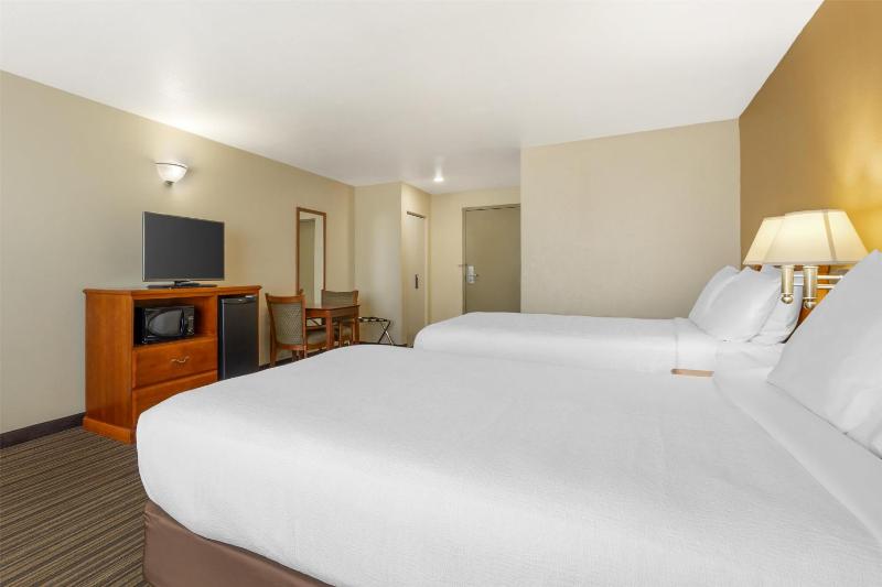 Queen Room with Two Queen Beds image 3