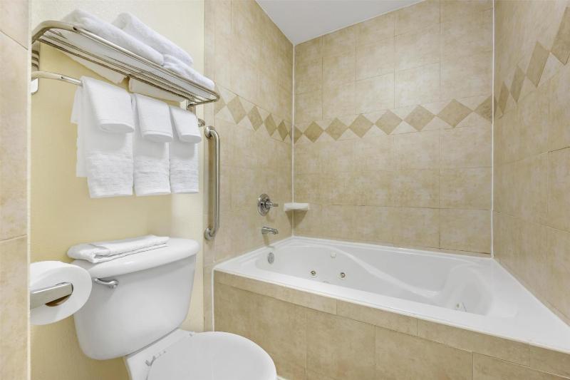 King Suite with Spa Bath - Non-Smoking image 2