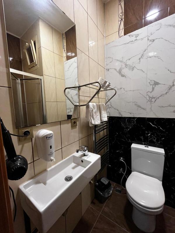 Budget Double Room image 3