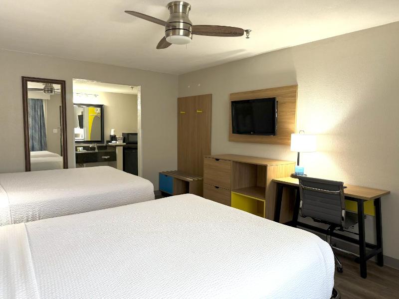Standard Room with Two Queen Beds - Non-Smoking - Not Pet Friendly image 4