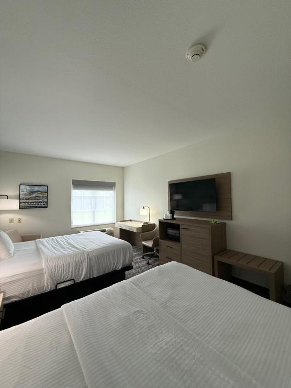 Deluxe Queen Room with Two Queen Beds image 2