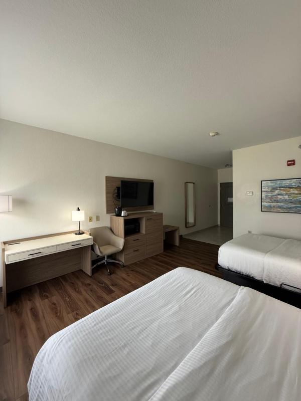 Queen Room with Two Queen Beds and Bath Tub - Mobility Accessible/Non-Smoking image 2
