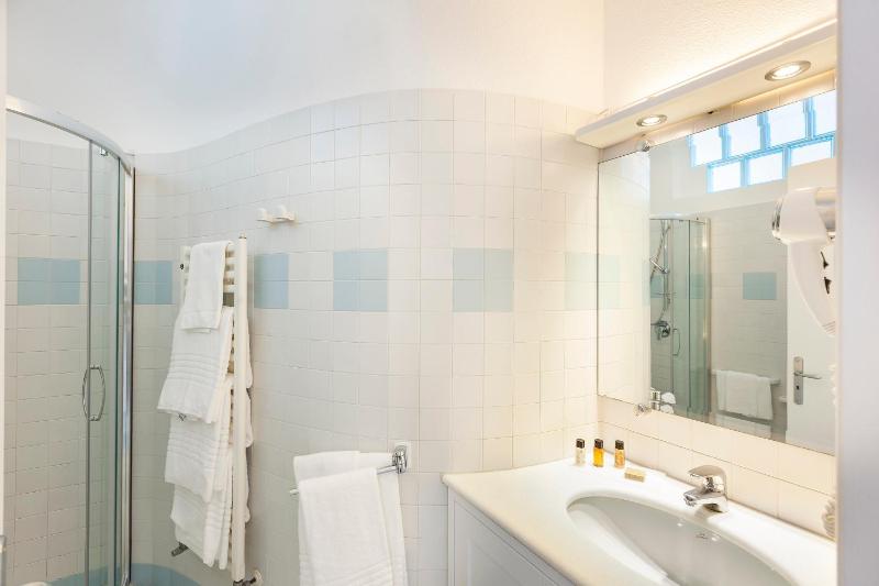  Classic Two-Bedroom Apartment with Sea View image 2