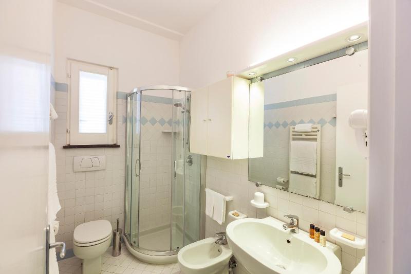  Classic Two-Bedroom Apartment with Sea View image 4