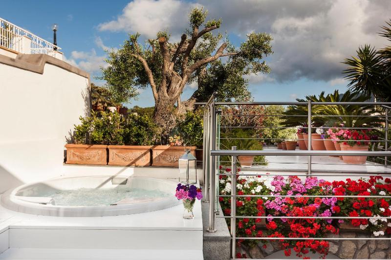 Luxury Two-Bedroom Apartment with Garden View image 3