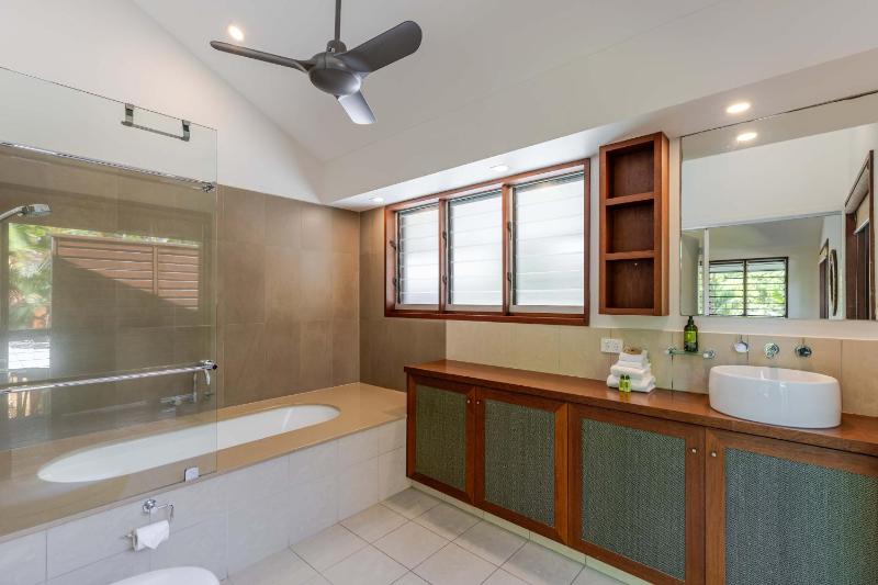 Leilani Melia - stylish 3 bedroom villa on Four Mile Beach - image 19