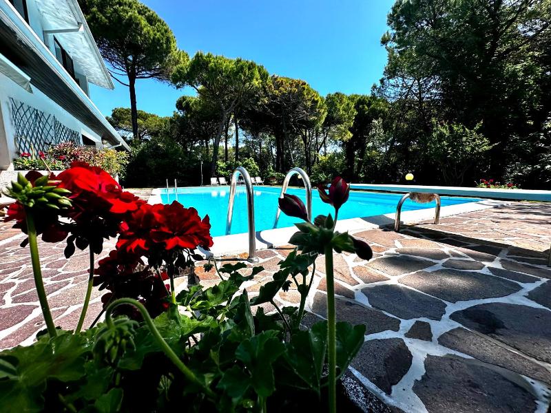 La Grande Villa with Pool - image 10
