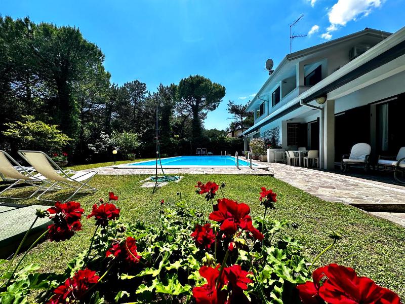 La Grande Villa with Pool - image 16