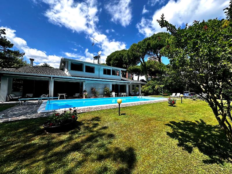 La Grande Villa with Pool - image 20