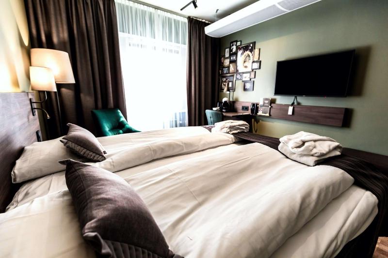 Standard Twin Room image 1