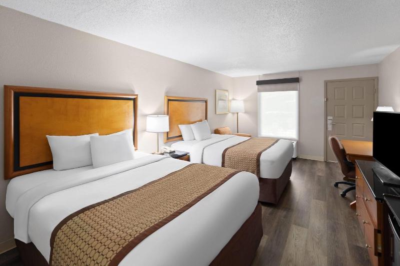 Queen Room with Two Queen Beds - Non-Smoking image 3