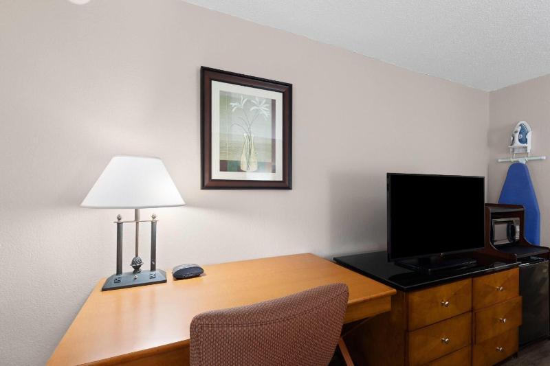 Queen Room with Two Queen Beds - Non-Smoking image 2