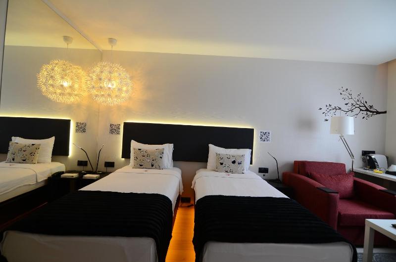 Standard Double Room with Extra Bed image 4