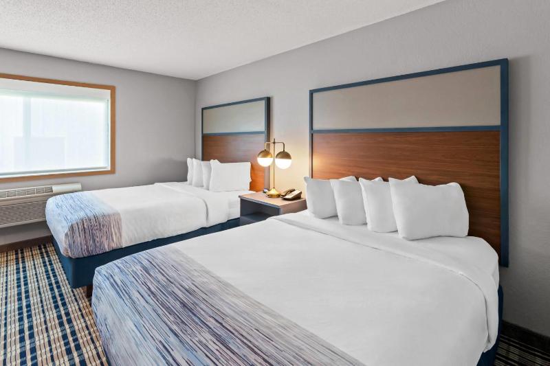 Queen Room with Two Queen Beds - Non-Smoking image 3