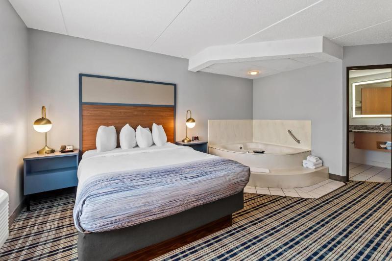 1 Queen Bed, Deluxe, Studio Suite, Non-Smoking image 2