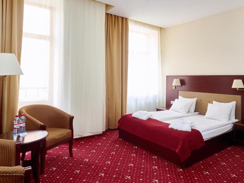 Superior Double Room with Balcony image 3