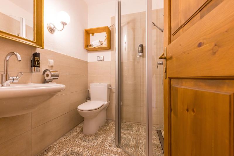 Basic Double Room image 2