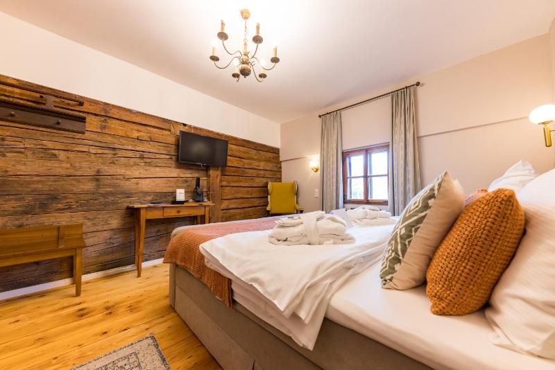 Basic Double Room image 3