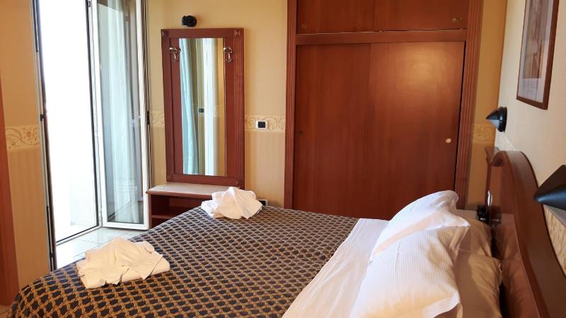 Double or Twin Room image 4