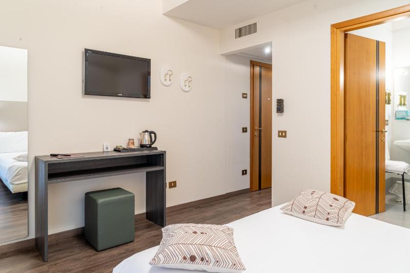 Double or Twin Room image 3