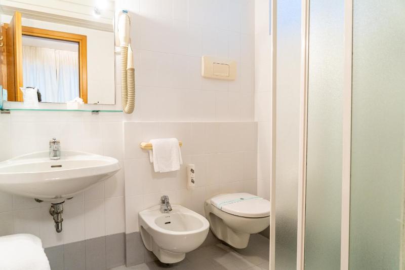 Double or Twin Room image 4