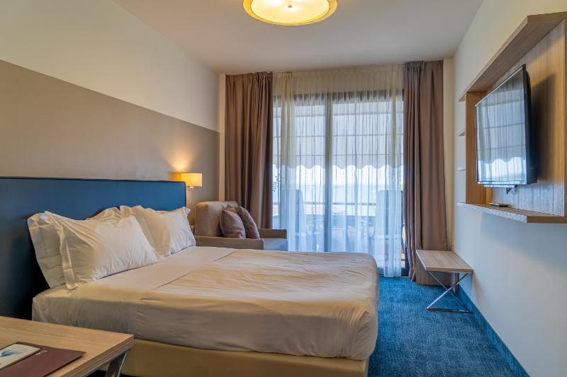 Deluxe Double or Twin Room with Lake View image 3