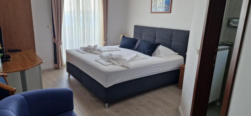 Double Room with Balcony and Sea View image 1