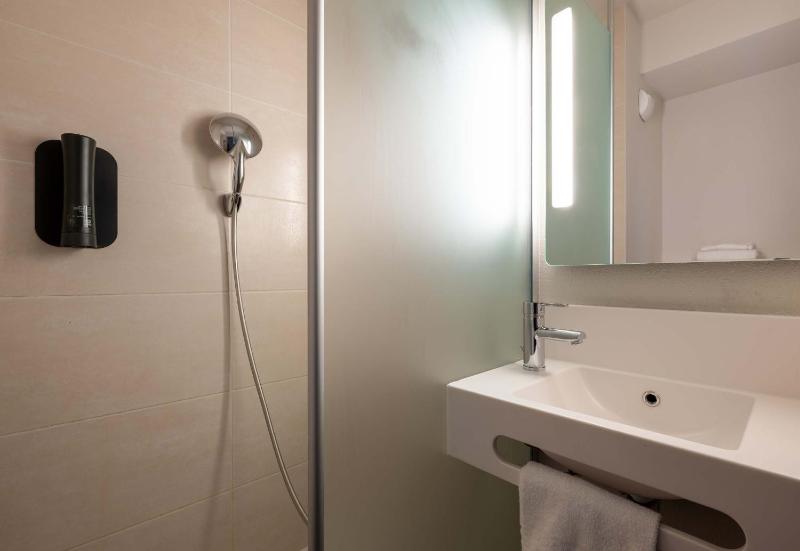 Twin Room image 1