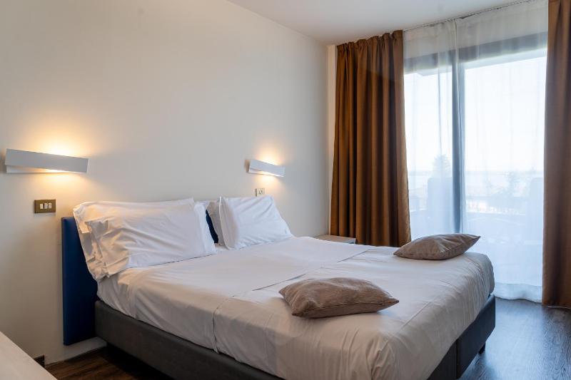 Double or Twin Room with Lake View image 1