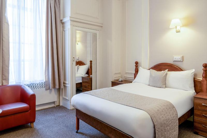 Double Room image 3