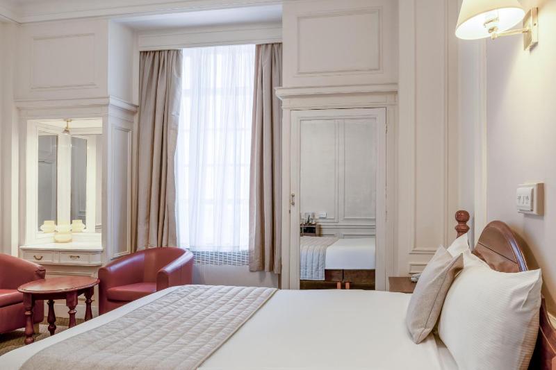 Double Room image 4