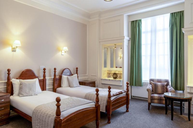 Twin Room image 3