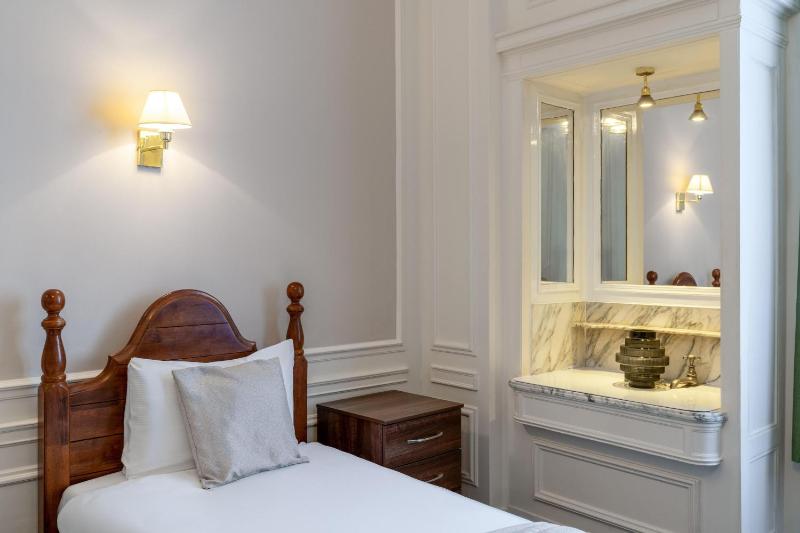 Twin Room image 4