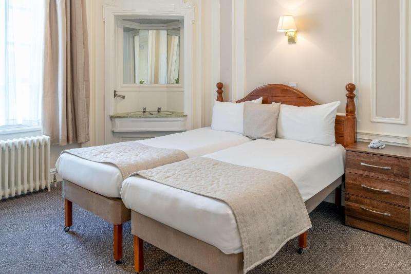Twin Room image 1
