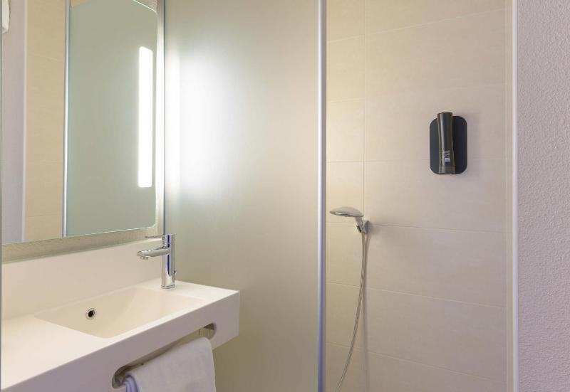 Twin Room image 4