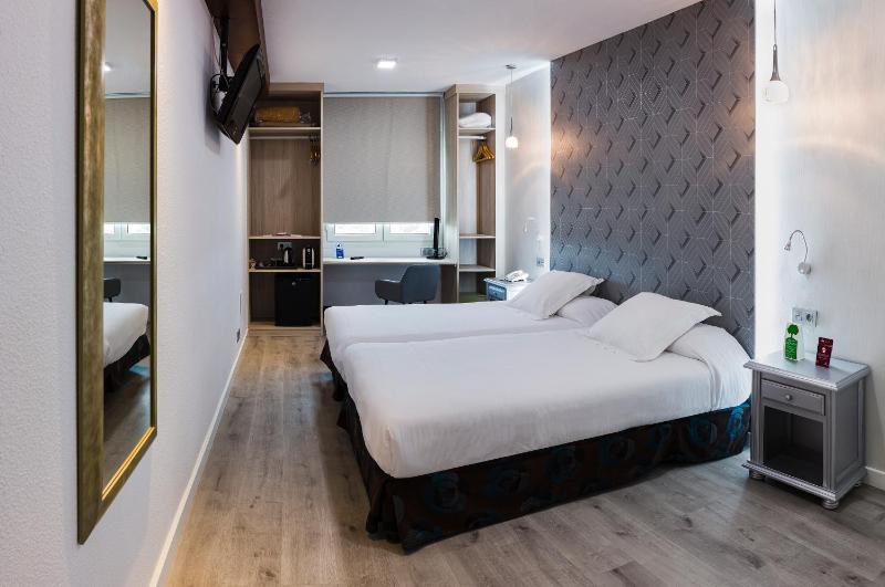 Standard Twin Room image 4