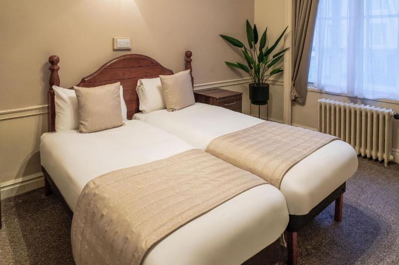 Standard Double or Twin Room image 4