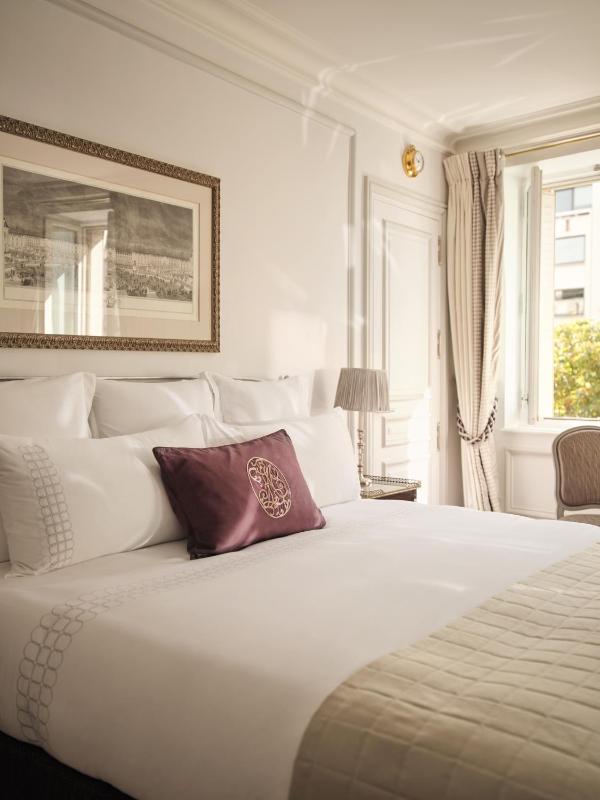 Deluxe Double or Twin Room image 4