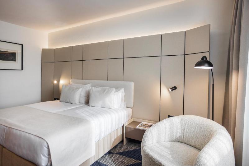 Superior King Room image 3