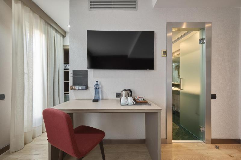 Premium Double Room with Terrace image 3