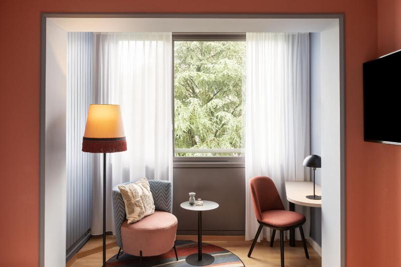 Business Room image 3