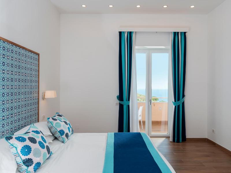 Superior Double or Twin Room with Sea View image 1