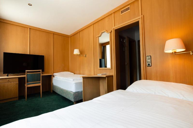 Standard Twin Room image 1