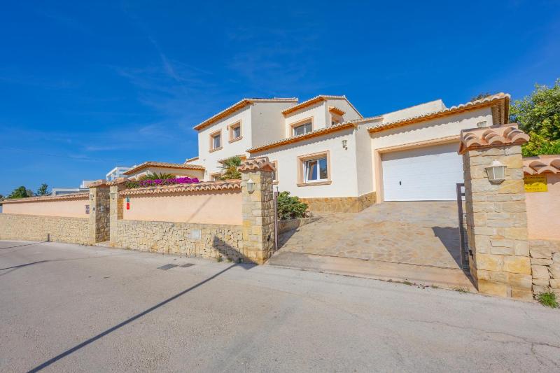 Deluxe Villa image 3