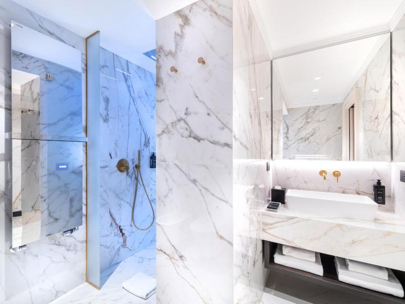 Junior Suite with Duomo Cathedral View image 3