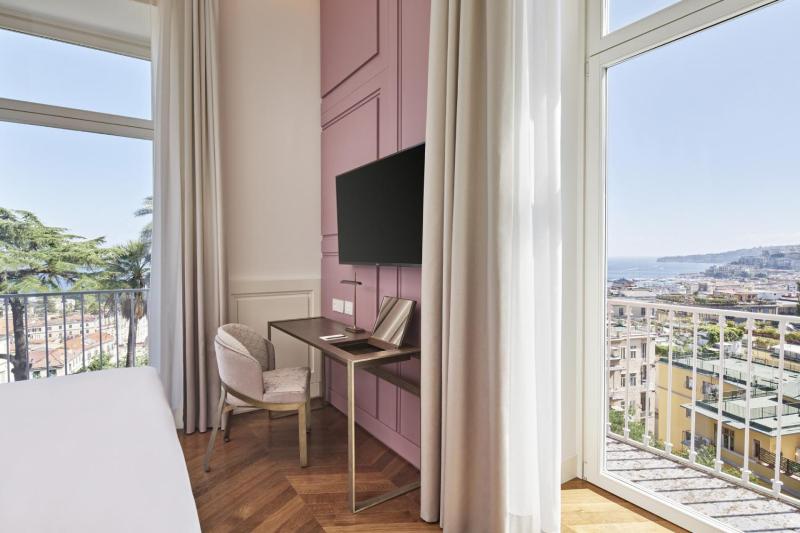 One-Bedroom Suite image 3