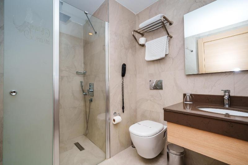 Standard Twin Room image 3