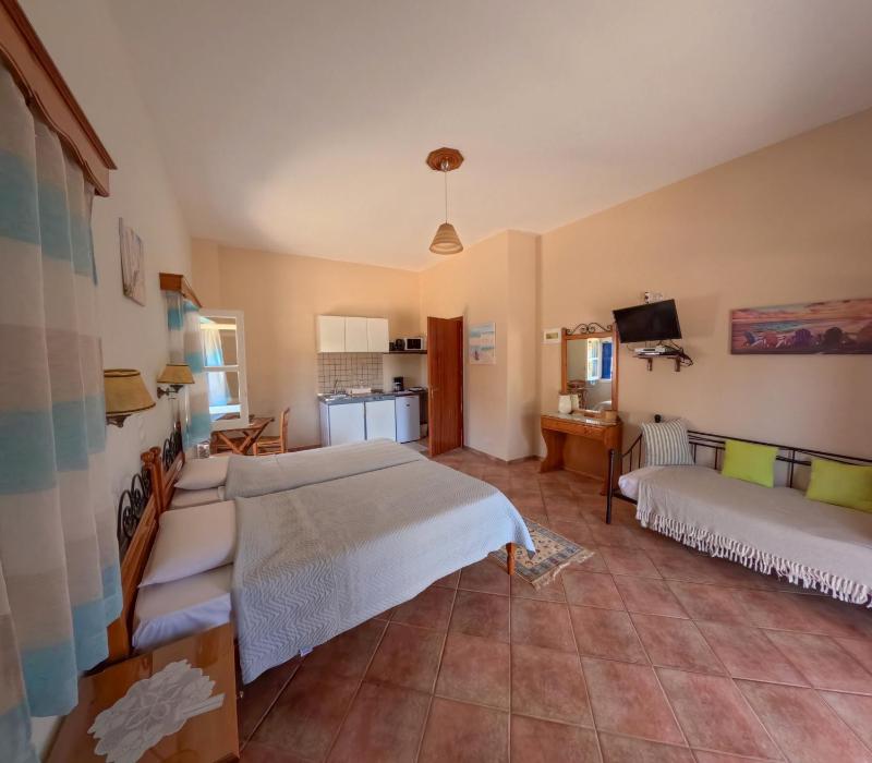 Studio (2-3 Adults) image 2