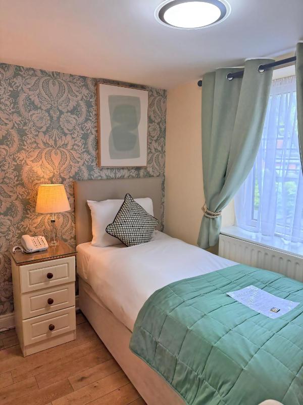 Compact Single Room image 3